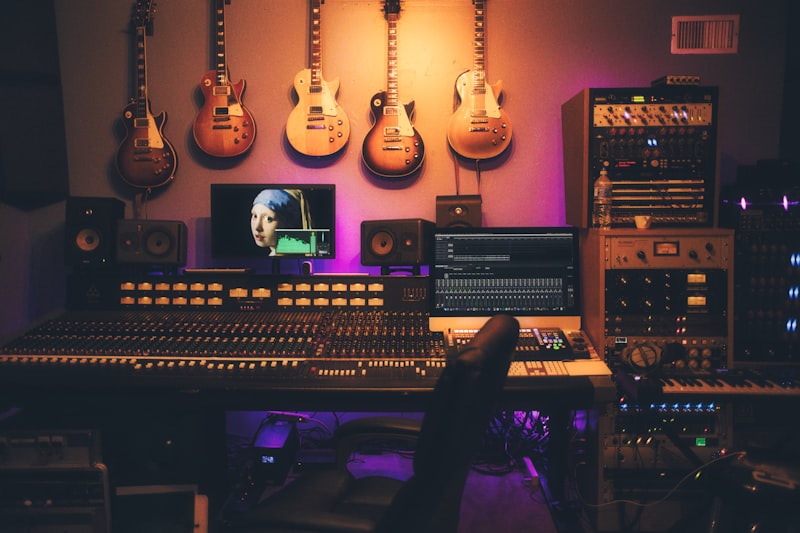Regia di post-produzione con monitor di montaggio e mixer audio professionale