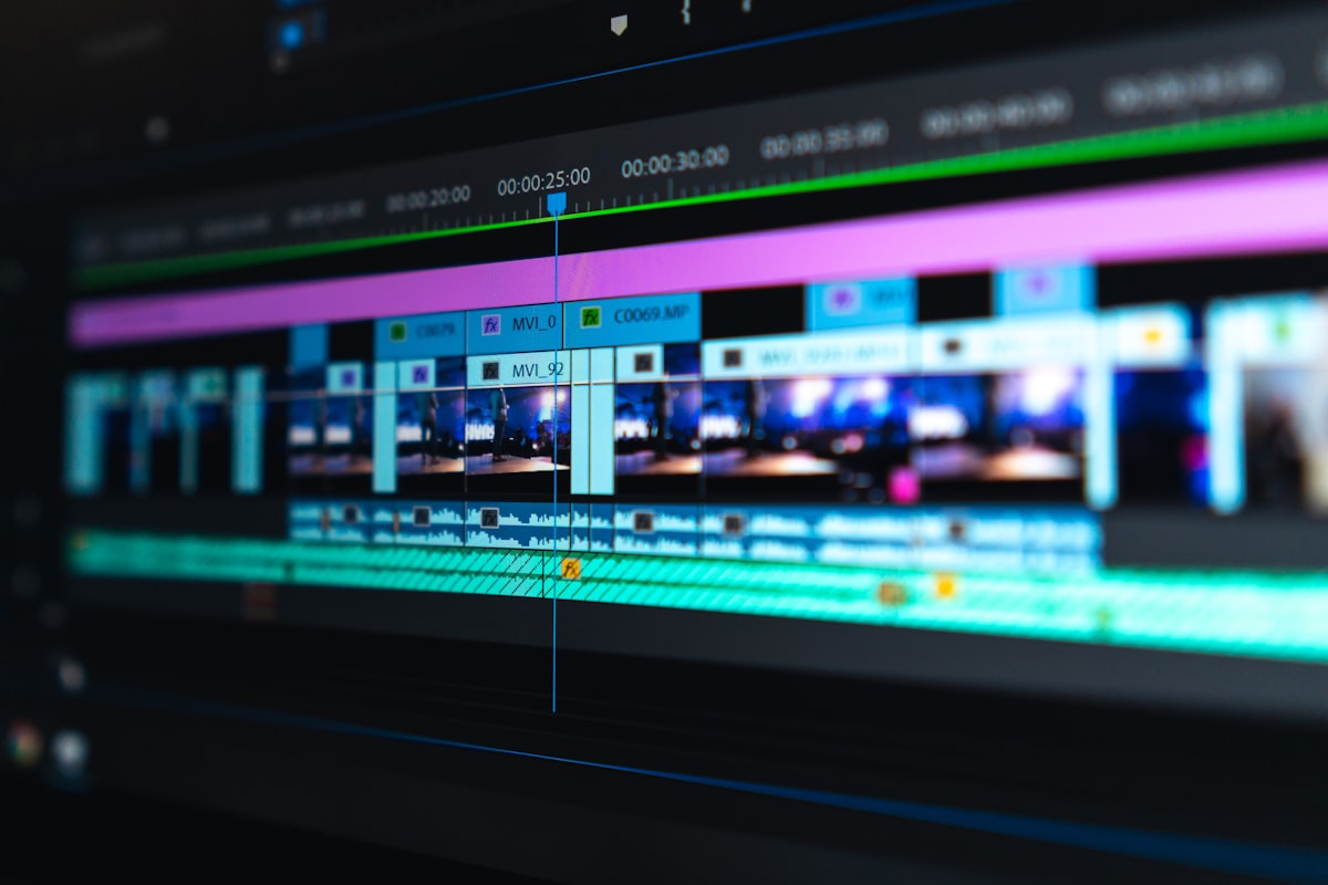 Set di ripresa video professionale con telecamera 4K e illuminazione da studio